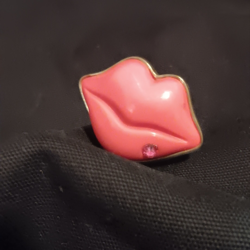 PINK LIPS RHINESTONE RING